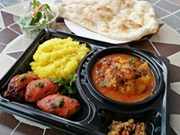 チキンテッカは骨なしのタンドリーチキンです。
チキンテッカ、本日のカレー1種(肉のカレーor野菜カレー)、ライス、ミニナン、サラダ