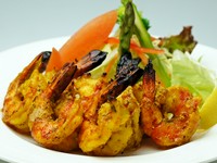 プリプリでスパイシーな海老の炭焼料理