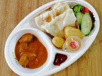 チキンカレー、ナンorライス、サラダ、ポテト、ゼリー