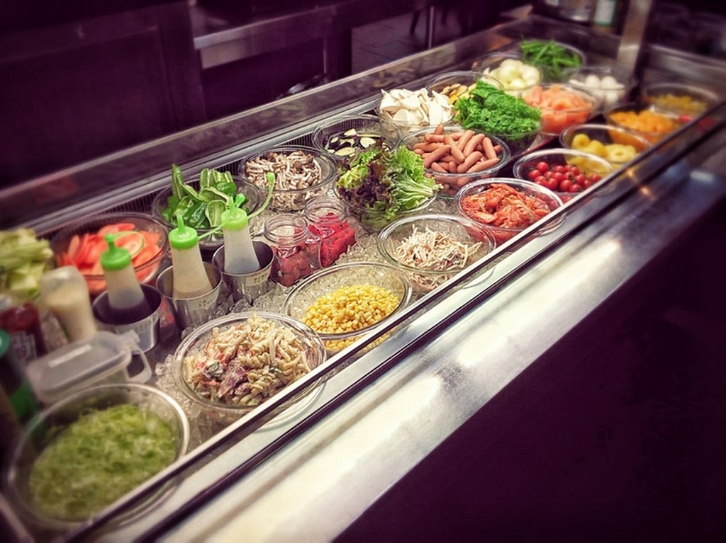 サラダバーには、ご飯、カレー等も含まれます。