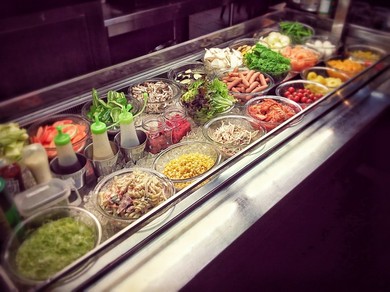 サラダバーには、ご飯、カレー等も含まれます。