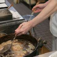 天ぷらは白絞油（しらしめ油）を使って揚げています。さらっと揚がり、油がしつこくなく、食べやすいと好評です。