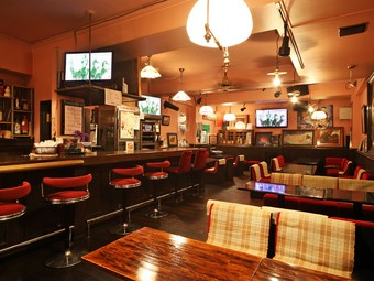 「昼から居酒屋」、お酒や料理を楽しみ会話が弾むお店です