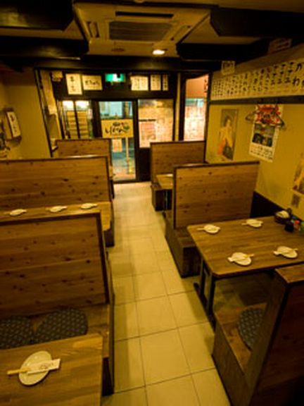 1階は各種テーブル席が御座います。お気軽にお立ち寄り下さい。