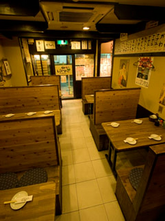 1階は各種テーブル席が御座います。お気軽にお立ち寄り下さい。