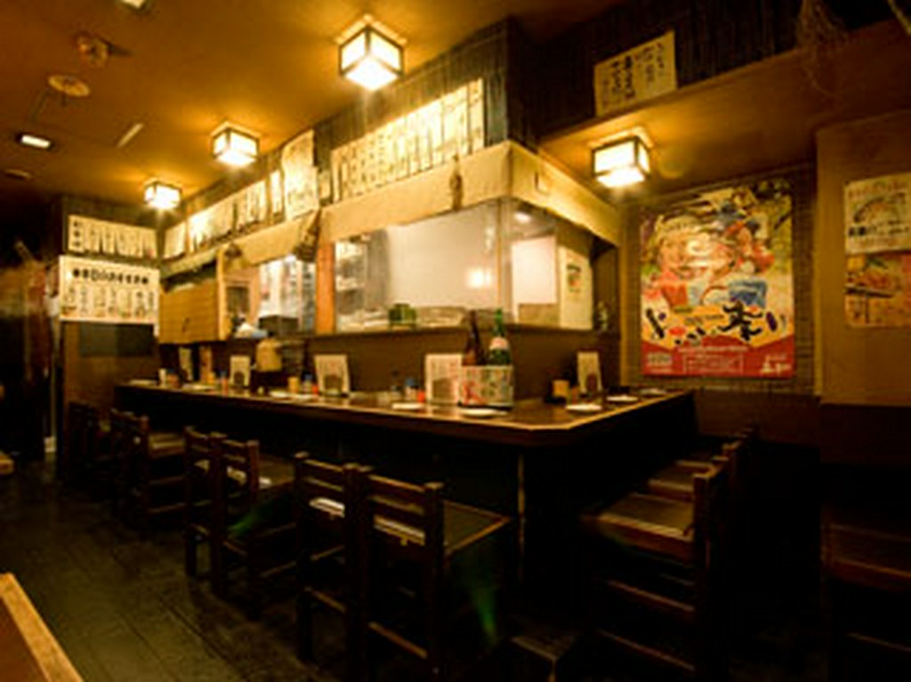 2階席はカウンターとテーブル席、18名様前後の個室席をご用意