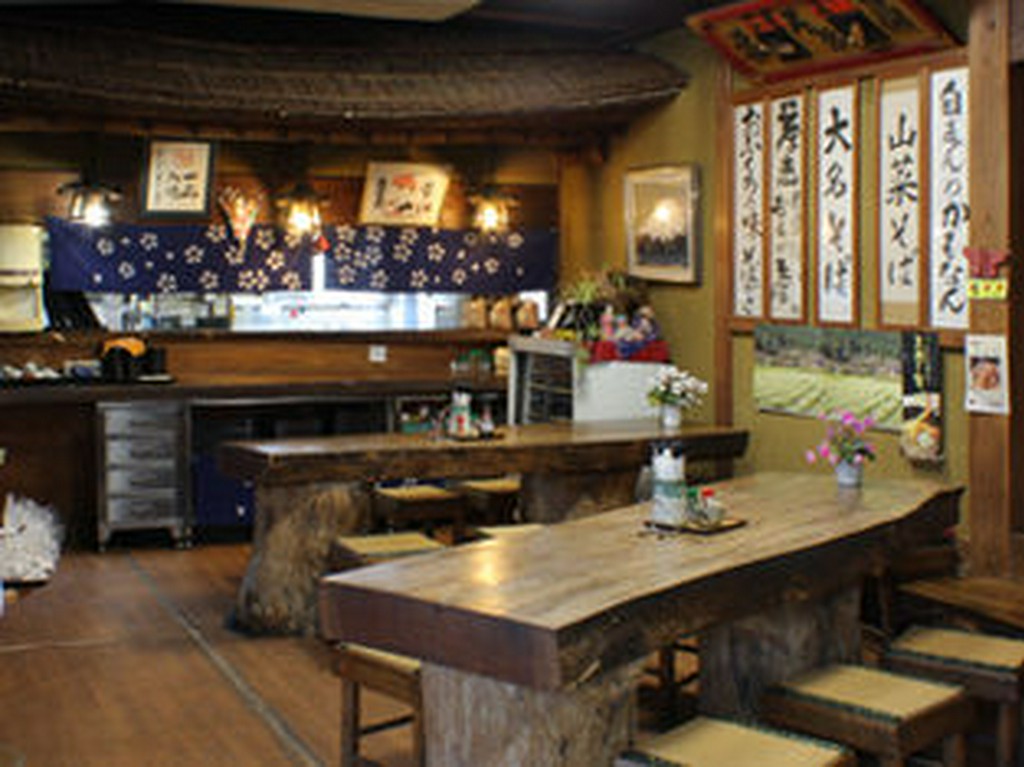 古木を切ったテーブルでいただく日本のソウルフード