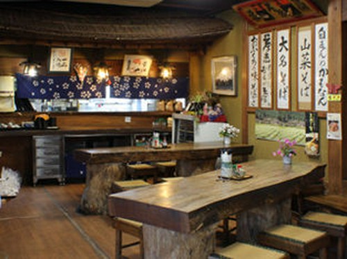 古木を切ったテーブルでいただく日本のソウルフード