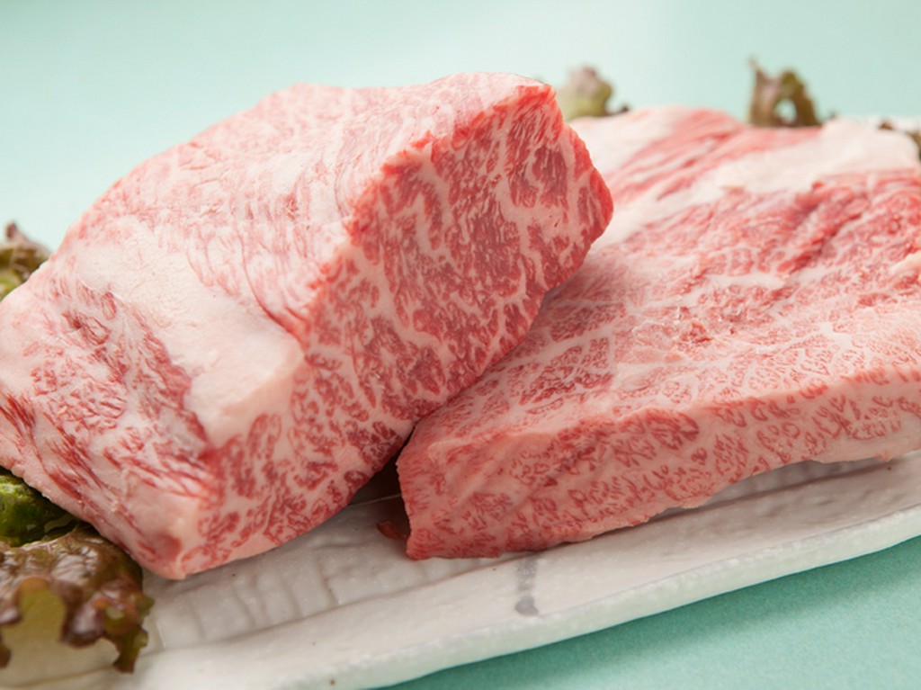 肉はこだわりの「国産和牛メス牛」