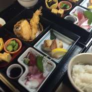 お刺身、焼き物、天ぷら、等々みよたの松華堂弁当。お昼の接待にいかがですか