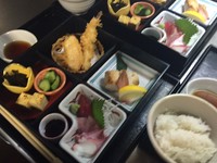 お刺身、焼き物、天ぷら、等々みよたの松華堂弁当。お昼の接待にいかがですか