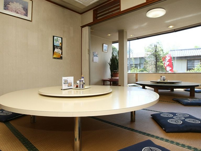 広い円卓のあるゆったりとした座敷席で楽しい食事の時間を