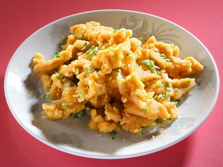 細切りタイプで食べやすい『鶏のから揚げ』は仕上げに山椒塩を