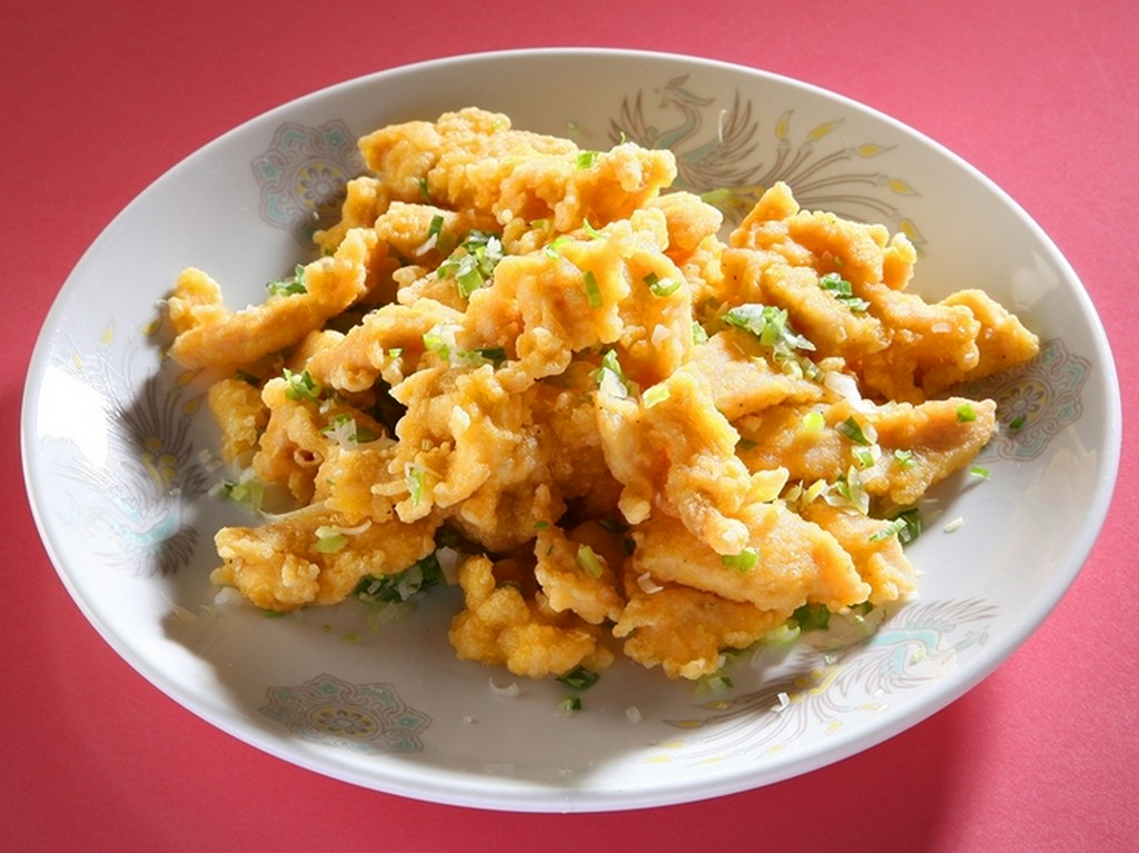 細切りタイプで食べやすい『鶏のから揚げ』は仕上げに山椒塩を