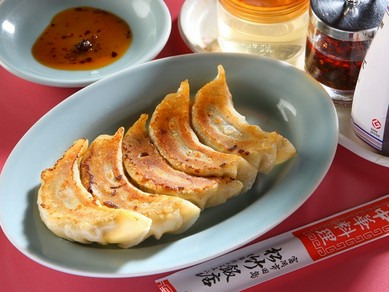 大きめサイズのどっしりした『焼き餃子』はボリューム満点