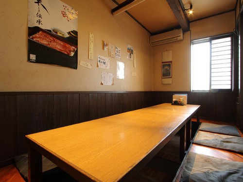 2階には個室もご用意しています。食事会や飲み会などに