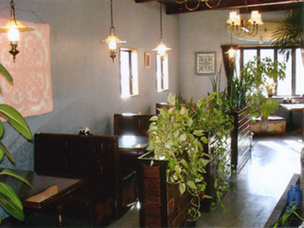 テーブル席はハワイの雰囲気