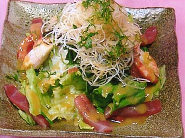 ボリューム満点の海鮮サラダ