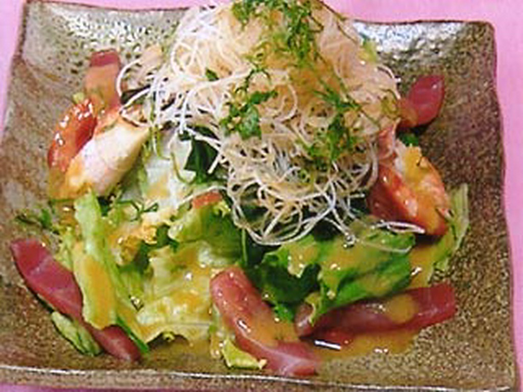 ボリューム満点の海鮮サラダ