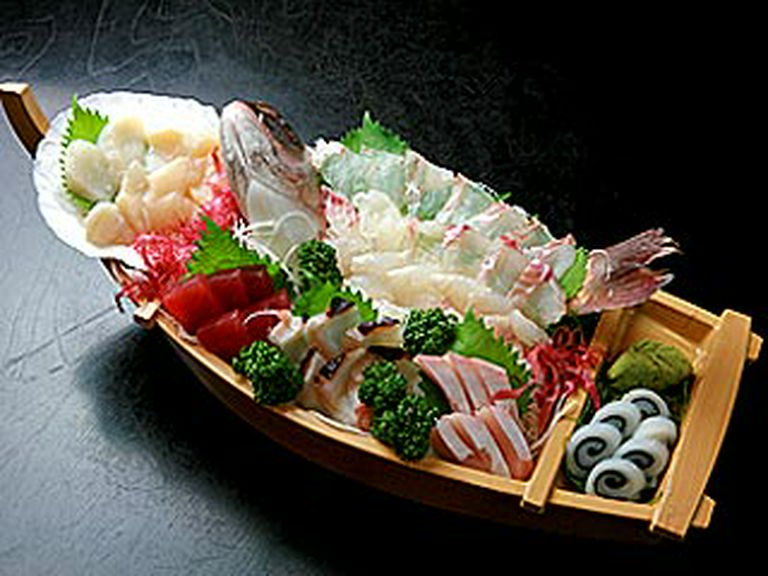 刺身盛り合せ (活生真鯛入り船盛り)