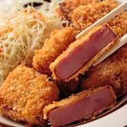 お肉屋さんから仕入れるおいしいハムのカツです。おかずにもお酒にもピッタリ