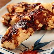 タレをどぶ漬けしない、あっさりといただけるつくねです。鳥肉の旨味とネギの香りを楽めます