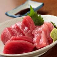 まぐろは季節により美味しい物を仕入れます。冷凍物は使わず、生の物を使用しております