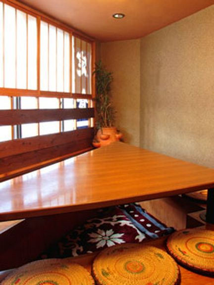 掘りごたつ式の小上がり。宴会にもおすすめです。