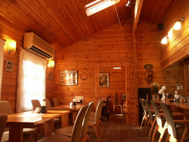 木の香り漂う店内