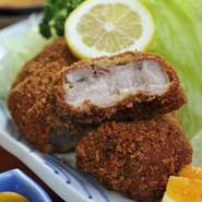 【とんかつ　うえの】　は『とんかつ』、それも『ロースかつ』にこだわりって提供している店です。ひれかつはありません。理由は、店主によると「とんかつは脂身がある方がおいしいから」。