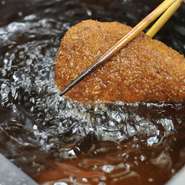 【とんかつ　うえの】　の名物メニュー、『ジャンボとんかつ』は肉の重さ、なんと400g。肉好きには食べ応えがあるボリュームです。低温でじっくりと肉に火が通るまで約30分時間がかかります。