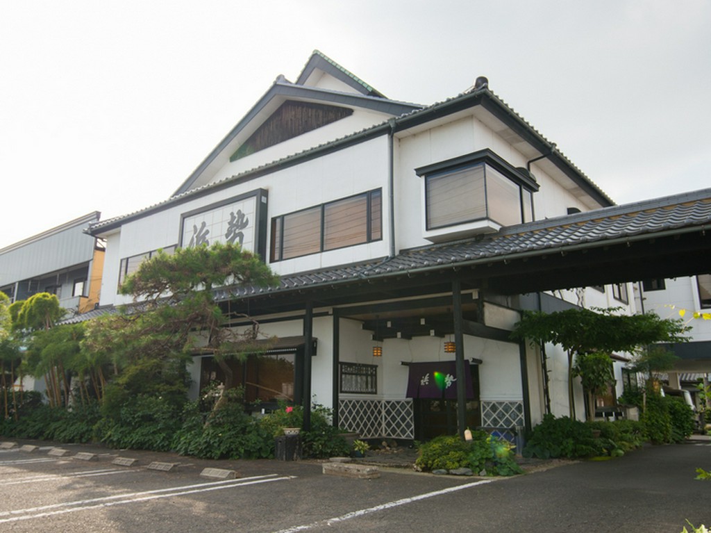 変わらぬ美味しさで、長年地元住民に親しまれている日本料理店