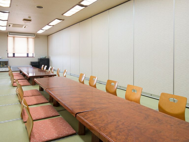 大型駐車場に送迎バスも。最大100名が収容できる大宴会場