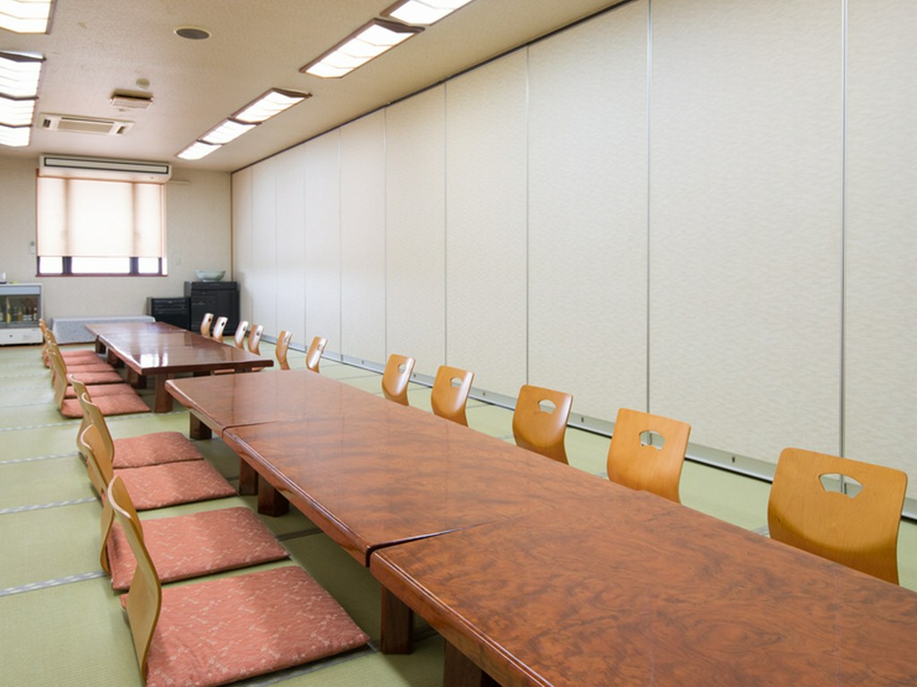 大型駐車場に送迎バスも。最大100名が収容できる大宴会場　　　