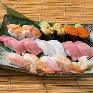 本マグロを使用した、絶品の中トロも味わえる『寿司盛り合せ（二～三人前）』