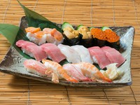 本マグロを使用した、絶品の中トロも味わえる『寿司盛り合せ（二～三人前）』