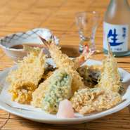 天婦羅の主役はあくまでも素材。例えばエビであればプリッとやわらかな食感が満喫できるよう、食材によって下処理や衣、揚げ時間を絶妙に変えながら仕上げています。長年の経験に裏打ちされた繊細な技をご堪能あれ！