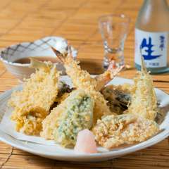 素材を際立たす熟練の技。天婦羅道一筋の職人が揚げる『天婦羅盛合せ　松（一人前）』