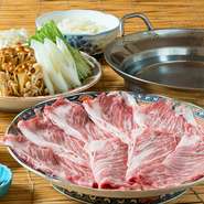 きめ細やかな飼育環境のもとで育てられ、牛肉の品評会で最優秀賞を何年も連続受賞するほど評価の高い交雑種牛。手ごろな価格帯も魅力です。自家製ポン酢がまろやかな旨みを一層引き立たせます（春・秋季限定）。