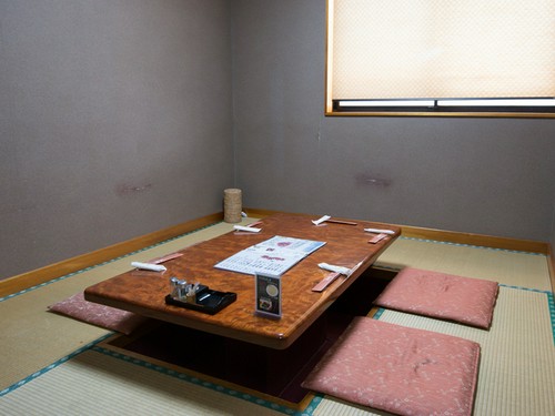 ゆったりとくつろげる、掘りごたつ式の個室もあり