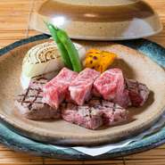 東京芝浦市場で三度日本一に輝いたことのある、栃木産の最高級ブランド牛。とろけるような旨みと甘みがご堪能いただけます。ステーキは耐熱陶板皿でご提供。アツアツの状態で極上のお肉をお楽しみください。　