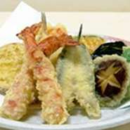 「エビ」「イワシ」「キス」と鳴門金時や季節の野菜のあつあつサクサクの天ぷら盛合せです。