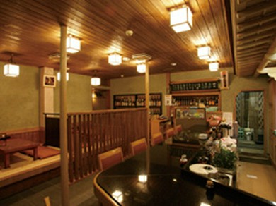 温かな雰囲気に包まれたゆったり落ち着く店内