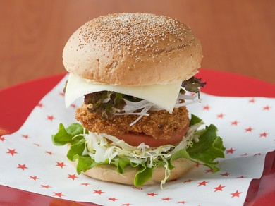 テイクアウト限定！「アジカツバーガー」と多彩な海鮮メニュー