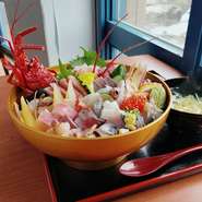 美しい海と「王様丼」で最高のデートを！