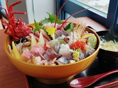 美しい海と「王様丼」で最高のデートを！