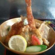 登録商標王様丼は2名様でシェアできるからお得、海鮮丼は刺身食べたい方に最高。日替りの刺身丼です。最近人気鰻登り『てんこ盛り丼』はバージョンが多種あるので半月毎に変わるから楽しい、しかも凄いボリューム。