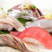 職人が一つ一つ丁寧に握る寿司は、まさに職人技の結晶。
江戸時代から続く歴史と伝統があり、日本を代表する料理の一つです。