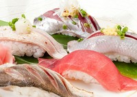 職人が一つ一つ丁寧に握る寿司は、まさに職人技の結晶。
江戸時代から続く歴史と伝統があり、日本を代表する料理の一つです。