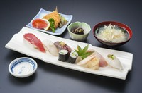 板長が厳選したおまかせ８貫寿しセットです。
季節限定メニュー